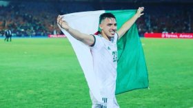 بن ناصر قبل مباراة الكاميرون.. سنشرف قميص المنتخب الجزائري