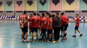 بِالفيديو: مأساة الناديت.. يلجأون إلى أضواء السيارات في التدريبات!