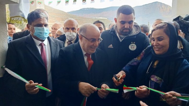 وزير الشؤون الدينية يُدشّن مسجدا تبرّع محرز لِبنائه