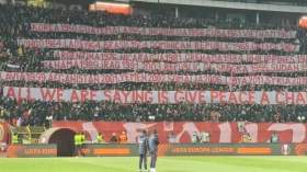 أنصار النجم الأحمر يُردّدون أغنية “كاتيوشا” ويُذكّرون أمريكا بِجرائمها