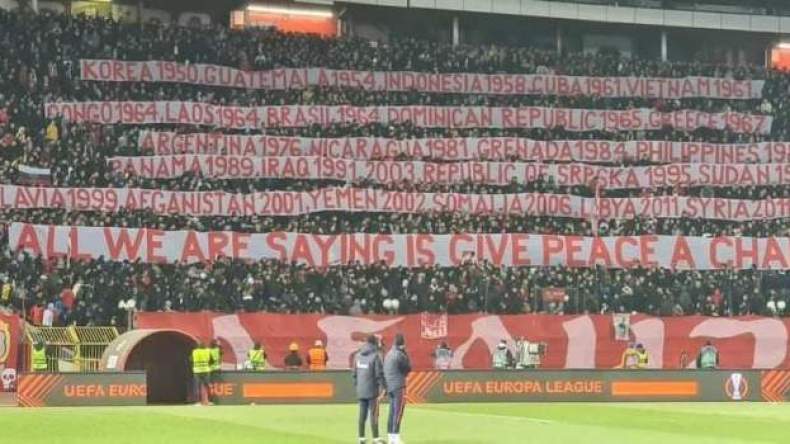 أنصار النجم الأحمر يُردّدون أغنية “كاتيوشا” ويُذكّرون أمريكا بِجرائمها