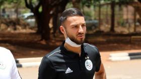 هكذا استقبل أنصار “الخضر” بلقبلة في مطار ليل (فيديو)