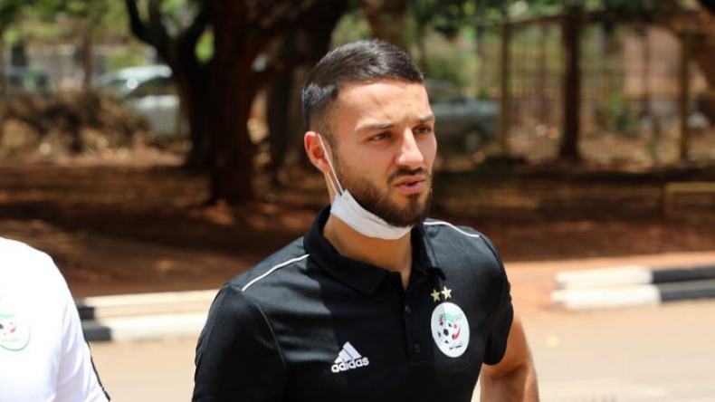 هكذا استقبل أنصار “الخضر” بلقبلة في مطار ليل (فيديو)