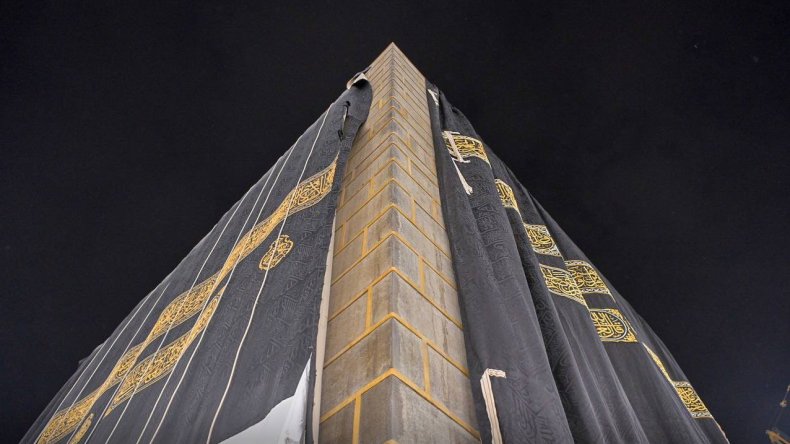 بالفيديو.. كسوة جديدة للكعبة مكونة من 850 كلغ من الحرير الخام