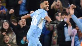 مانشستر سيتي يتغنى بإبداعات محرز في “الداربي”