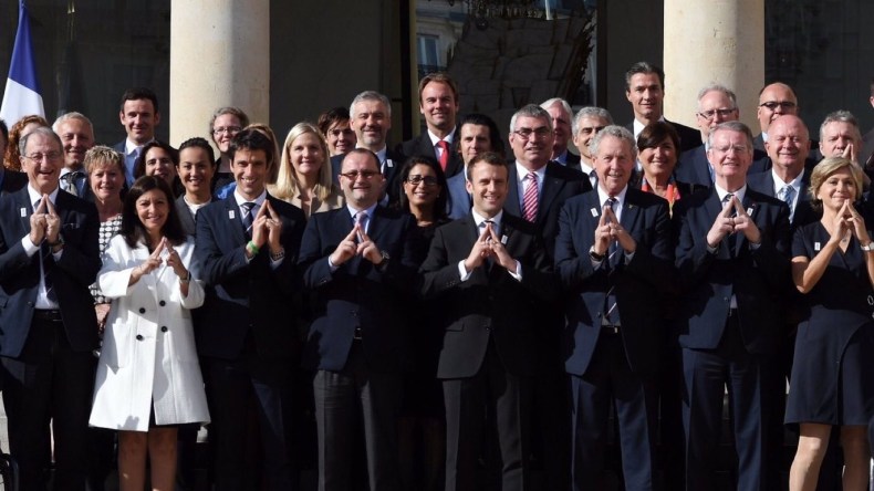 هذه قصة صورة الرئيس الفرنسي مع علامة الماسونية