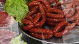 نقانق مصنوعة من أرجل الدجاج وفضلات الذبح بقصابات وهران