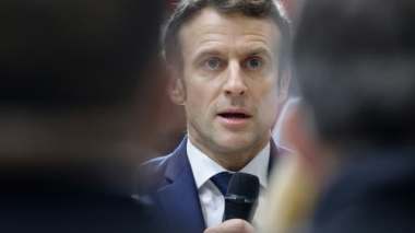 Macron tombe le masque sur les réseaux sociaux!
