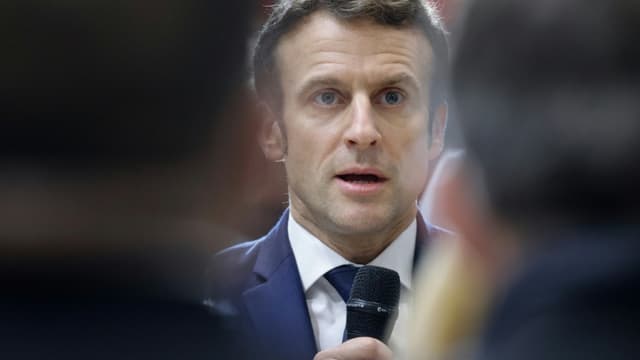 Macron tombe le masque sur les réseaux sociaux!