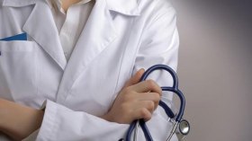 طبيبة مقيمة تستدعي شقيقها للاعتداء على أستاذها