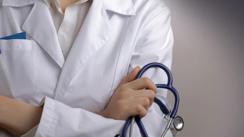 طبيبة مقيمة تستدعي شقيقها للاعتداء على أستاذها