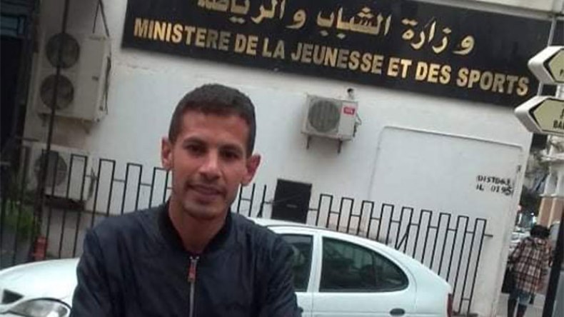شاب يعتصم أمام مقر وزارة الرياضة أسبوعا كاملا