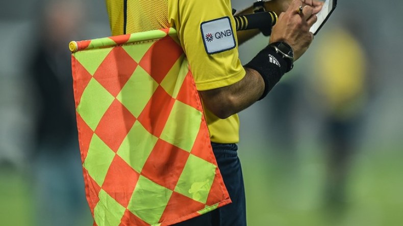 مخاوف من الكولسة بعد تعيين جوشوا وغاساما لإدارة مبارتي الجزائر والكاميرون