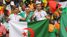 المناصرون الجزائريون يغزون دوالا من أجل “الخضر”