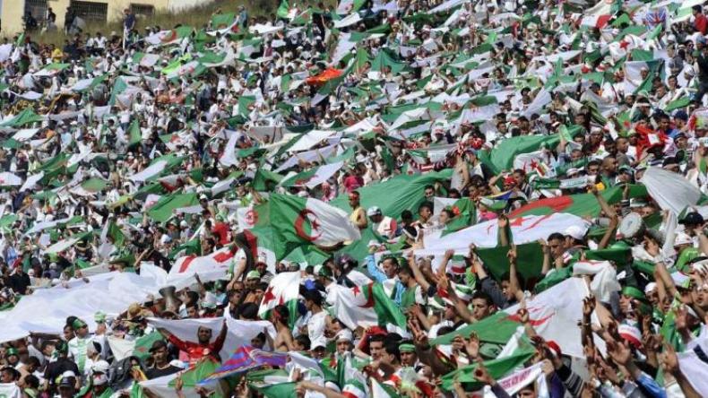 جزائريون قد يُحْرَمون من مشاهدة مباراة “الخضر” في الكاميرون!