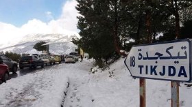 إنقاذ عائلة من 7 أفراد علقت وسط عاصفة ثلجية بالبويرة