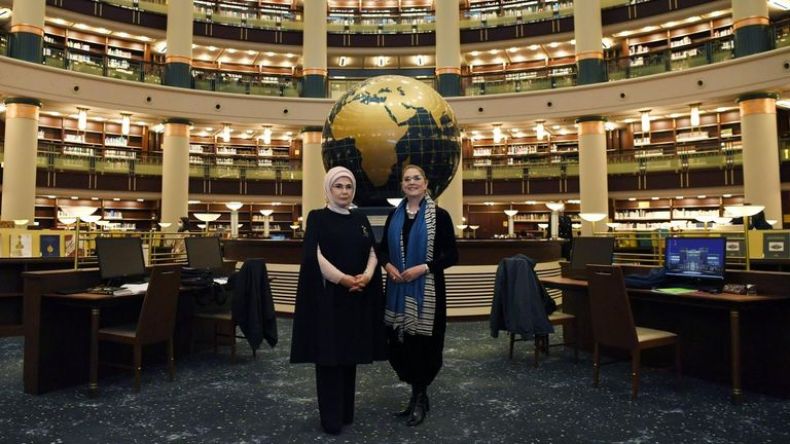 بالصور.. هذه الهدايا المتبادلة بين زوجتي أردوغان وهرتسوغ!