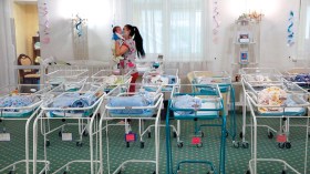 الأزمة الأوكرانية.. أمهات بديلات عالقات رفقة أطفالهن!