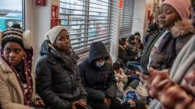 الغارديان: بولنديون اعتدوا على أفارقة فارين من أوكرانيا!