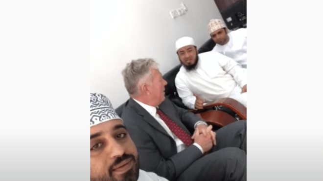 بالفيديو.. هذه حقيقة اعتناق أغنى رجل في العالم للإسلام!