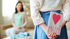 مؤشر فتوى العالمي: 4 فتاوى تتجادل حول الاحتفال بعيد الأم