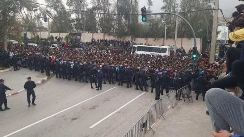 بالفيديو.. الجماهير الجزائرية تغزو ملعب تشاكر للظفر بتذكرة لقاء الكاميرون