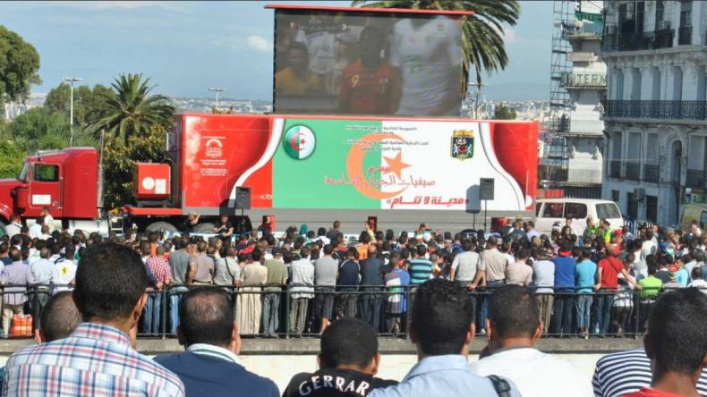 16 شاشة عملاقة بالجزائر العاصمة لمتابعة مباراة الكاميرون