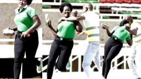 مشاهد طريفة.. زوجة لاعب مصاب خلال الدوري الكيني تقتحم الملعب بالحجارة!