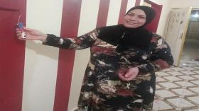 فيديو ملهم.. قصة أم البنات التي تعمل دهّانة بالنهار ومساعدة تمريض بالليل