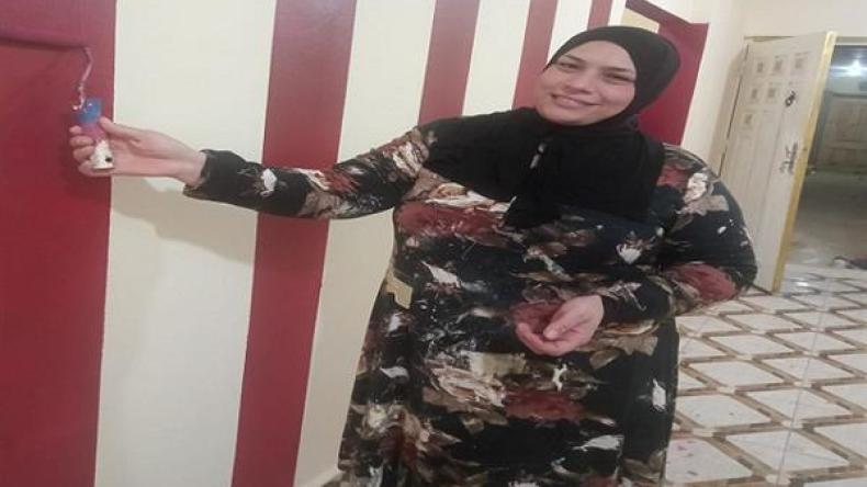 فيديو ملهم.. قصة أم البنات التي تعمل دهّانة بالنهار ومساعدة تمريض بالليل