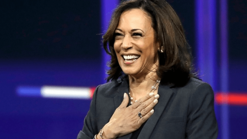 بالفيديو.. ضحك نائبة بايدن على سؤال حول اللاجئين الأوكرانيين يثير الغضب!