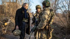 هذه حقيقة صورة ملتقطة لبرنار هنري ليفي في أوكرانيا؟