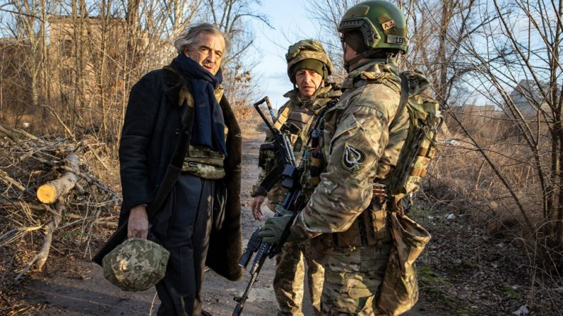 هذه حقيقة صورة ملتقطة لبرنار هنري ليفي في أوكرانيا؟