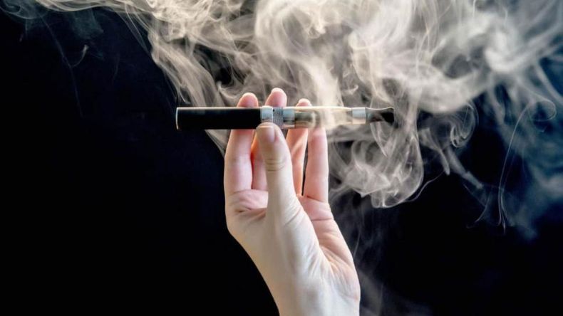 السعودية: امرأة تجبر طفلة على تدخين سيجارة الكترونية