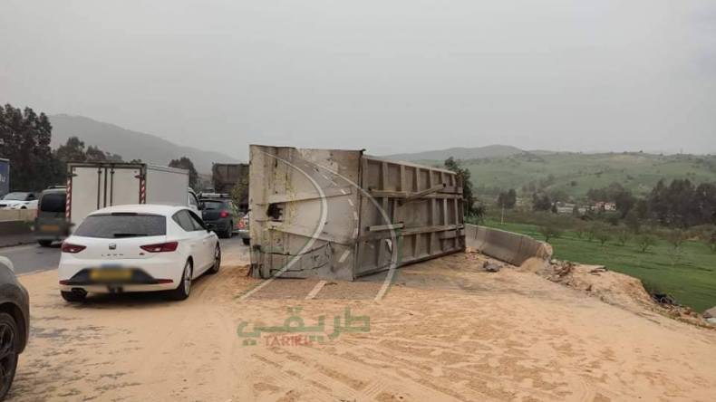 قتيل و10 جرحى في حادث مرور بالطريق السيار شرق-غرب