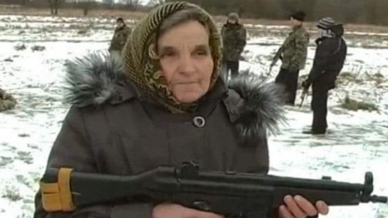 ما حقيقة صورة العجوز الأوكرانية التي تحمل السلاح في وجه القوات الروسية؟