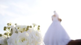 لماذا قلدنا الغرب في اختيار فستان أبيض للعروس؟