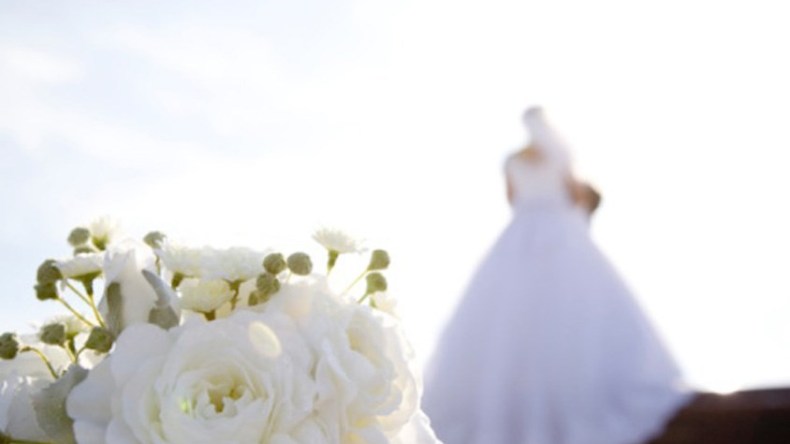 لماذا قلدنا الغرب في اختيار فستان أبيض للعروس؟