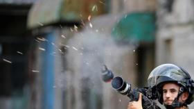 مشاهد مأساوية من فلسطين.. إصابة طفلة بقنبلة صوت في وجهها!