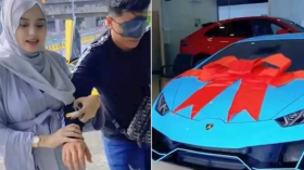 كي يهتم بها أكثر بعد الولادة القيصرية.. ماليزية حامل تهدي زوجها سيارة لامبرغيني!