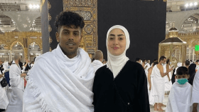 مطرب مصري يثير الاستياء لآدائه العمرة مع فتاة