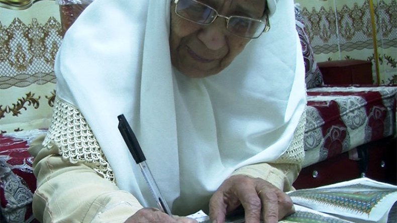 الحاجة “خيرة”.. من محو الأمية إلى كتابة المصحف بيدها