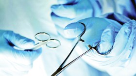 أمريكية تقاضي أطباء أخضعوها للجراحة بدون تخدير