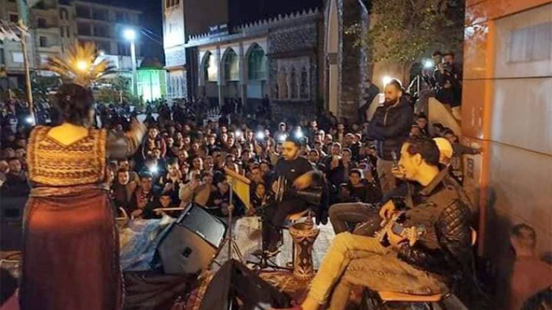 الجزائريون ينتفضون ضد الإساءة لحرمات المساجد