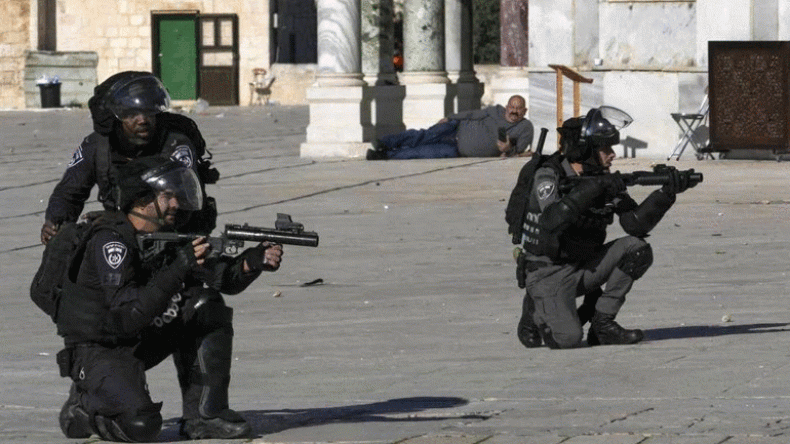 هذه قصة الفلسطيني المستلقي على الأرض خلال الاعتداءات الإسرائيلية