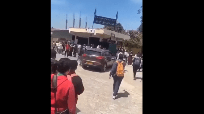 فيديو متداول لسيارة تحاول دهس تلاميذ قرب ثانوية في العاصمة