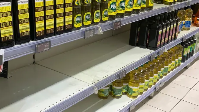 “ندرة” في الزيت والدقيق في متاجر فرنسا
