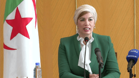 مولوجي تأمر إطاراتها بالتقيّد باستعمال العربية