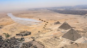 لأول مرة.. مصر تسمح لقوات أجنبية بتنظيم عرض جوّي فوق الأهرامات