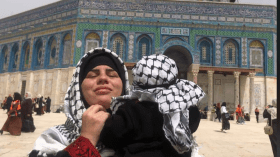 جزائرية بثوب وكوفية في باحات الأقصى